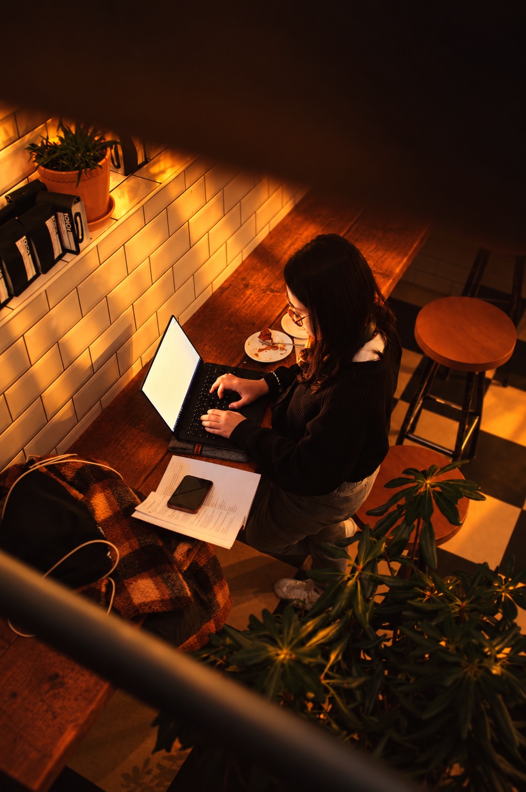 Someone working through the figures on a laptop at a café counter